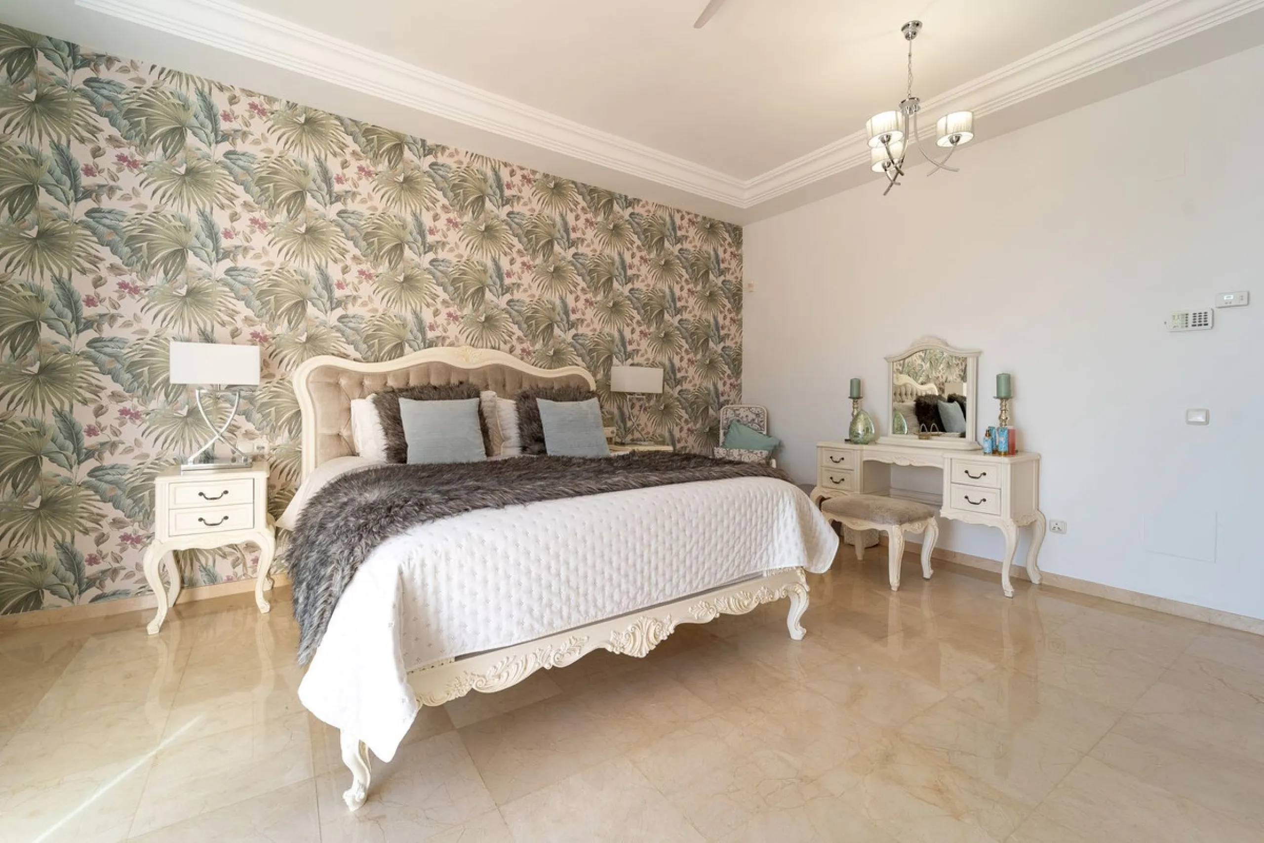 A spectacular four bedroom detached villa, located in the tranquil community of Valtocado with incredible panoramic views. Situated in a quiet cul-de-sac, the villa has recently (2025) undergone a stylish renovation with several key improvements and energ