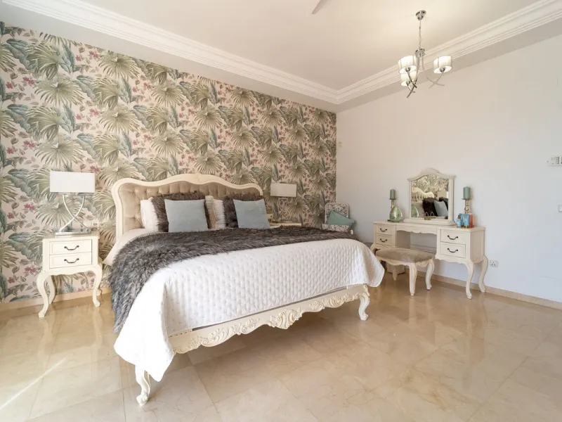 A spectacular four bedroom detached villa, located in the tranquil community of Valtocado with incredible panoramic views. Situated in a quiet cul-de-sac, the villa has recently (2025) undergone a stylish renovation with several key improvements and energ