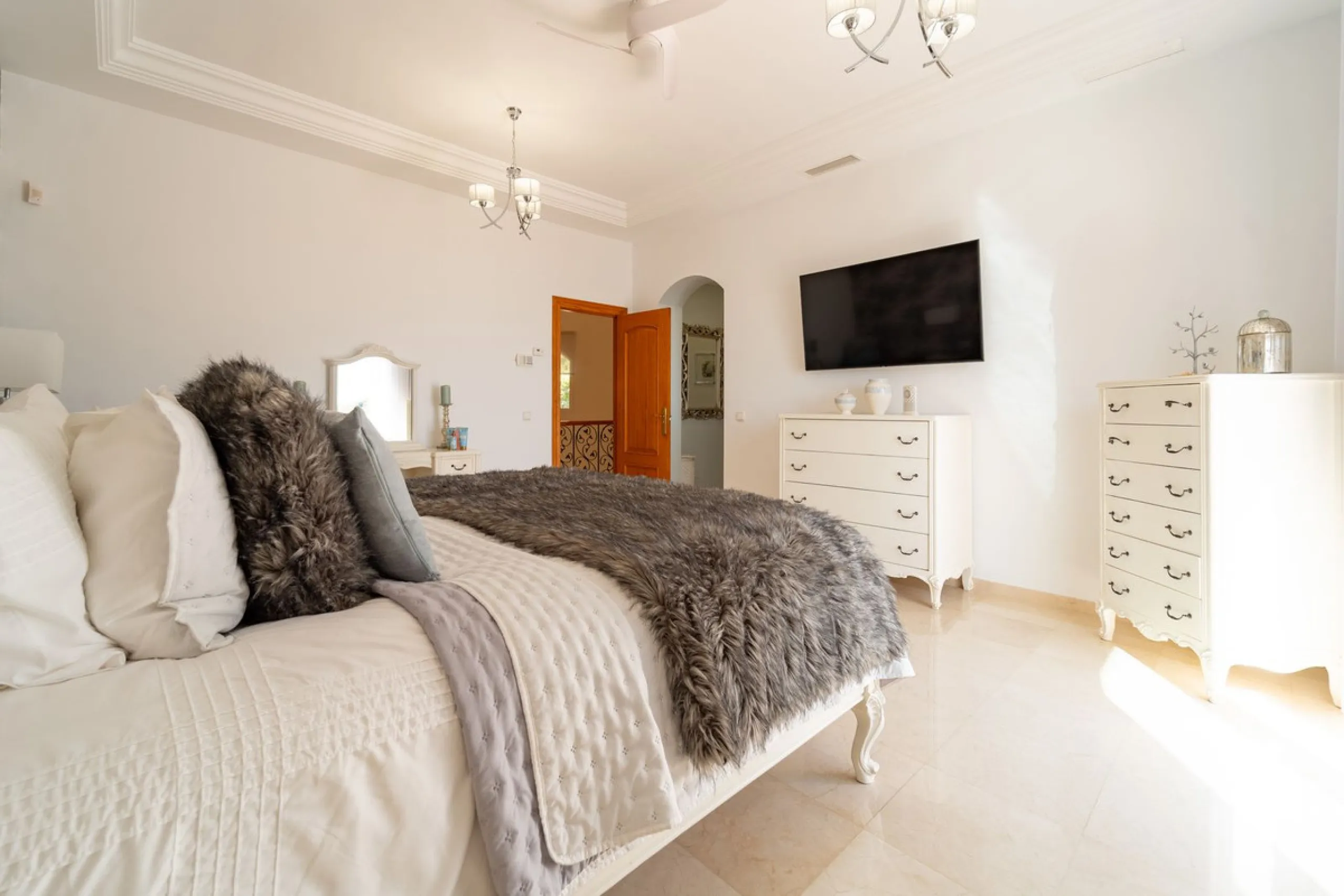 A spectacular four bedroom detached villa, located in the tranquil community of Valtocado with incredible panoramic views. Situated in a quiet cul-de-sac, the villa has recently (2025) undergone a stylish renovation with several key improvements and energ
