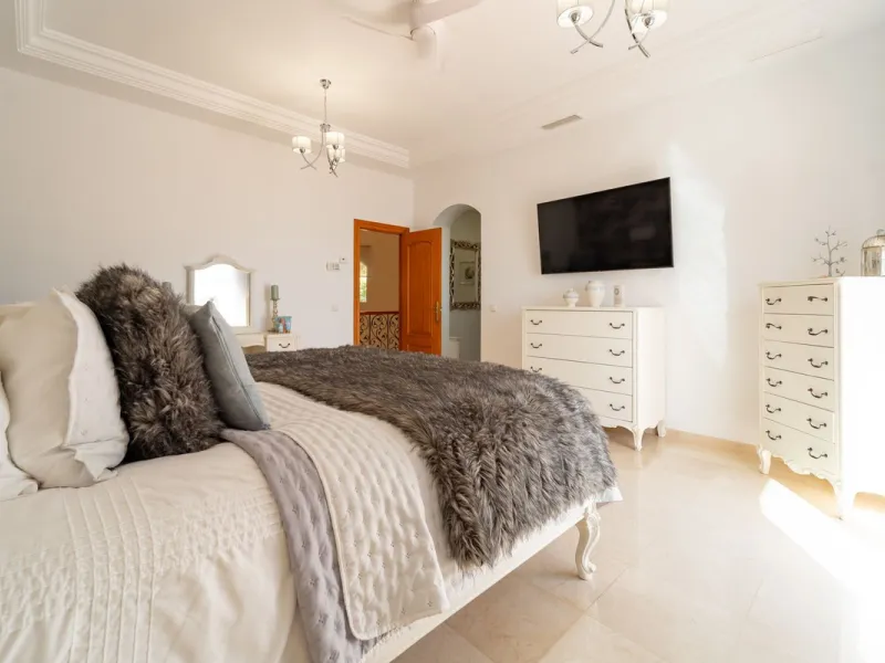 A spectacular four bedroom detached villa, located in the tranquil community of Valtocado with incredible panoramic views. Situated in a quiet cul-de-sac, the villa has recently (2025) undergone a stylish renovation with several key improvements and energ
