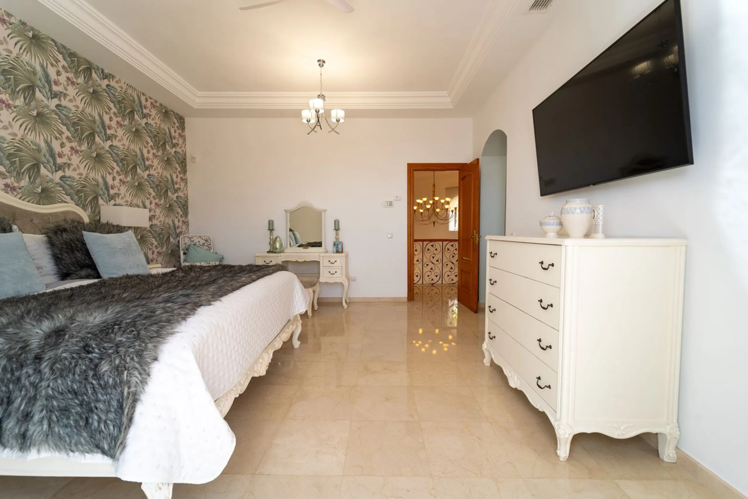A spectacular four bedroom detached villa, located in the tranquil community of Valtocado with incredible panoramic views. Situated in a quiet cul-de-sac, the villa has recently (2025) undergone a stylish renovation with several key improvements and energ
