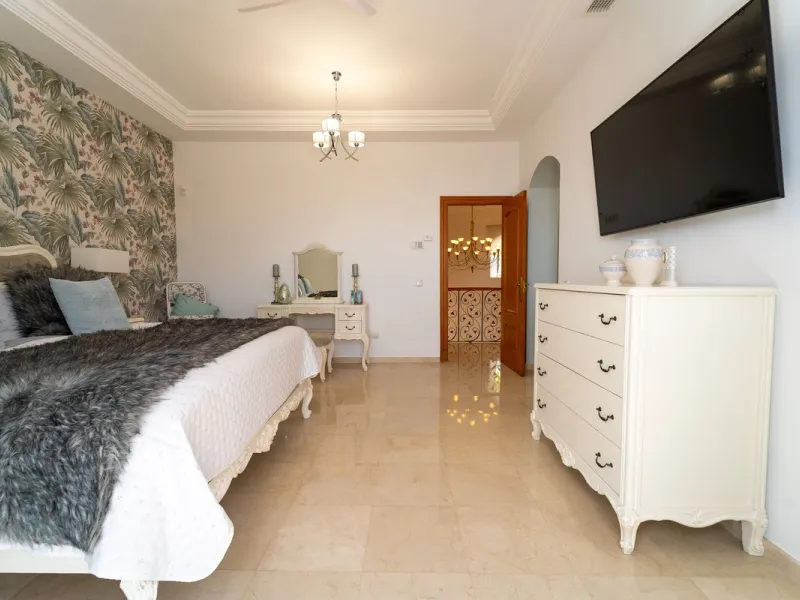 A spectacular four bedroom detached villa, located in the tranquil community of Valtocado with incredible panoramic views. Situated in a quiet cul-de-sac, the villa has recently (2025) undergone a stylish renovation with several key improvements and energ