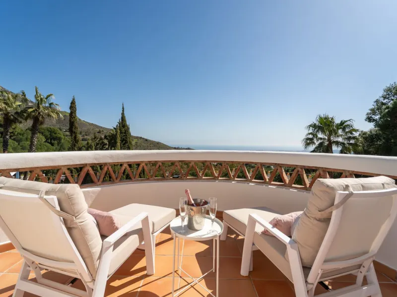 A spectacular four bedroom detached villa, located in the tranquil community of Valtocado with incredible panoramic views. Situated in a quiet cul-de-sac, the villa has recently (2025) undergone a stylish renovation with several key improvements and energ