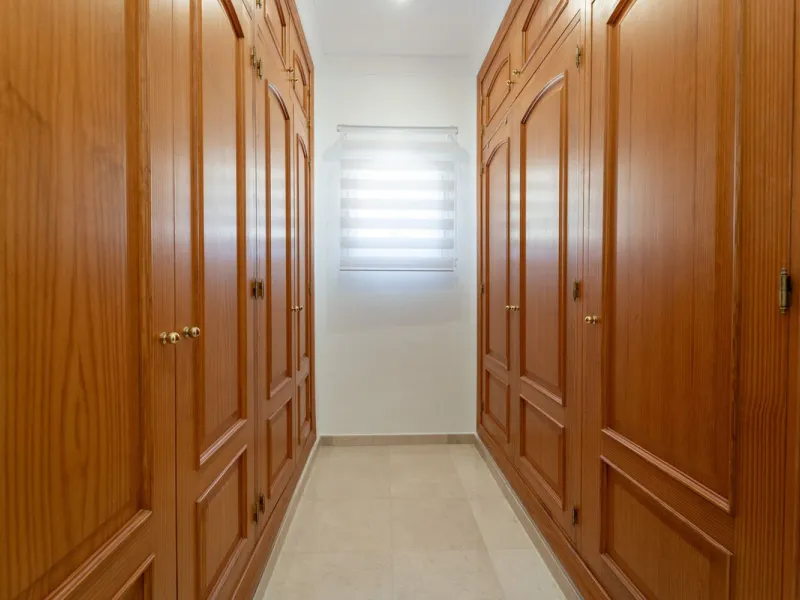 A spectacular four bedroom detached villa, located in the tranquil community of Valtocado with incredible panoramic views. Situated in a quiet cul-de-sac, the villa has recently (2025) undergone a stylish renovation with several key improvements and energ