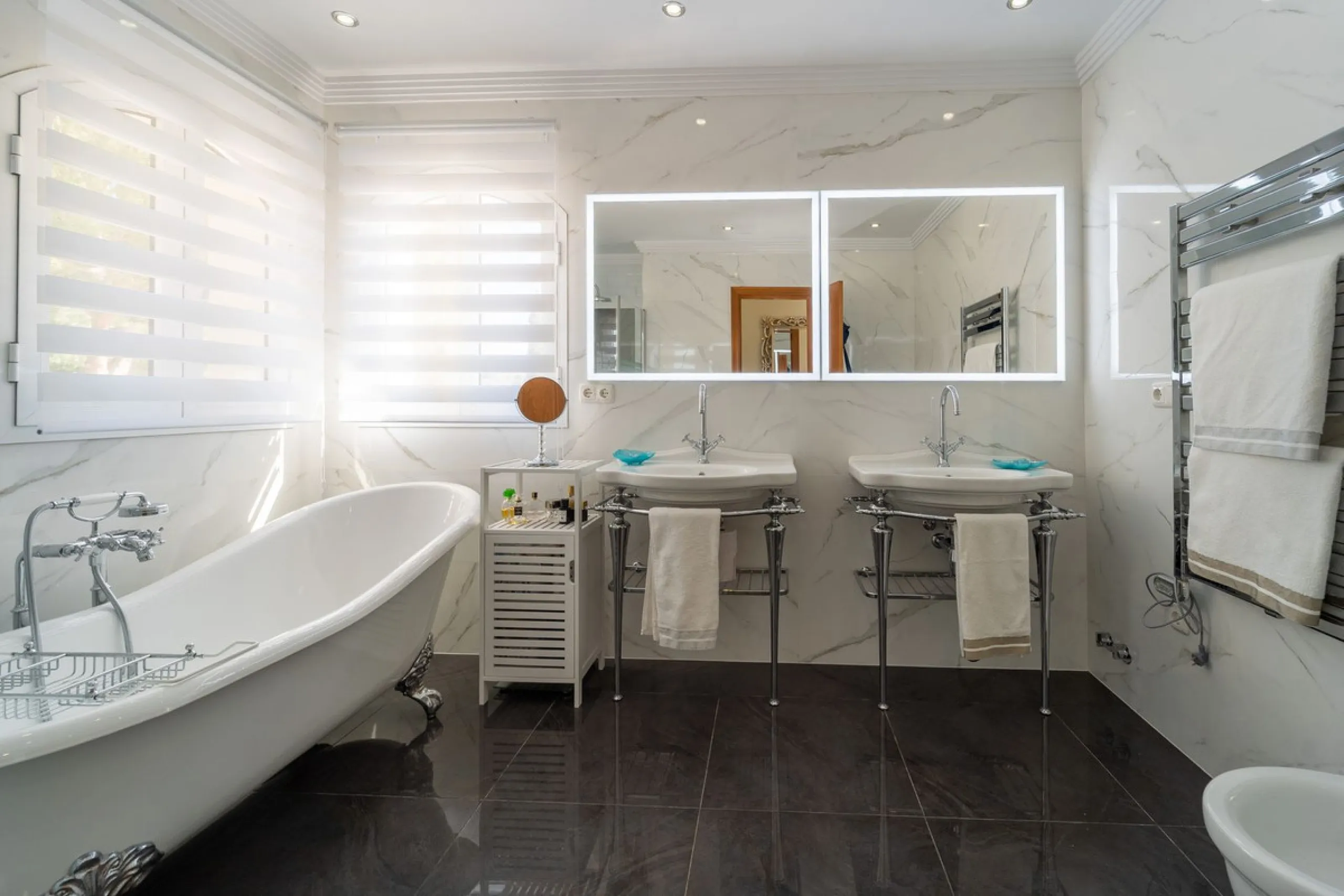 A spectacular four bedroom detached villa, located in the tranquil community of Valtocado with incredible panoramic views. Situated in a quiet cul-de-sac, the villa has recently (2025) undergone a stylish renovation with several key improvements and energ