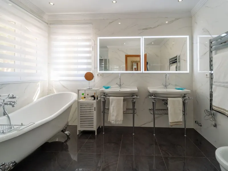 A spectacular four bedroom detached villa, located in the tranquil community of Valtocado with incredible panoramic views. Situated in a quiet cul-de-sac, the villa has recently (2025) undergone a stylish renovation with several key improvements and energ