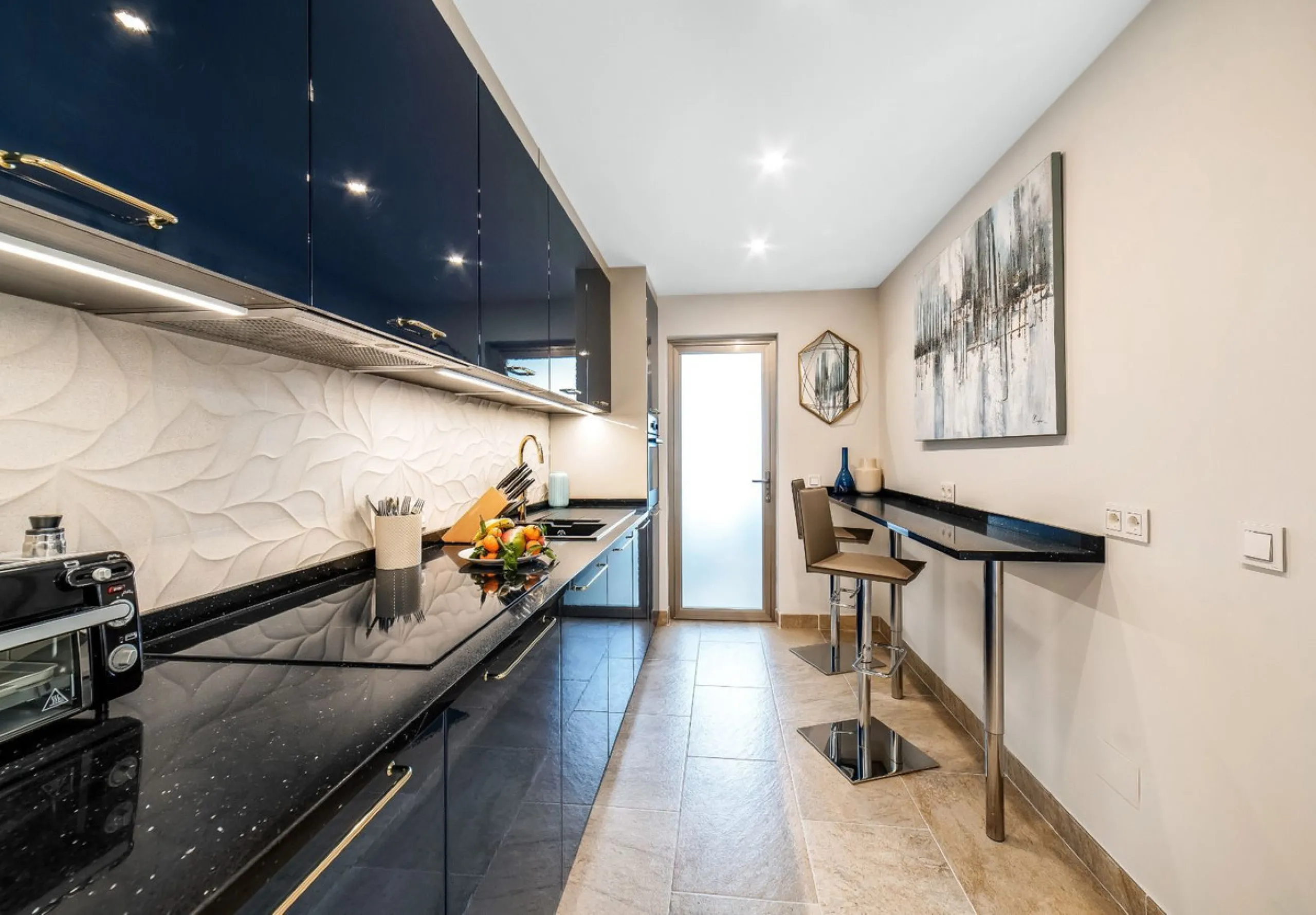 Apartment - Middle Floor Apartment в продаже в Marbella, Málaga. В доме 2 спален и 2 ванных комнат. Площадь дома 100 м²