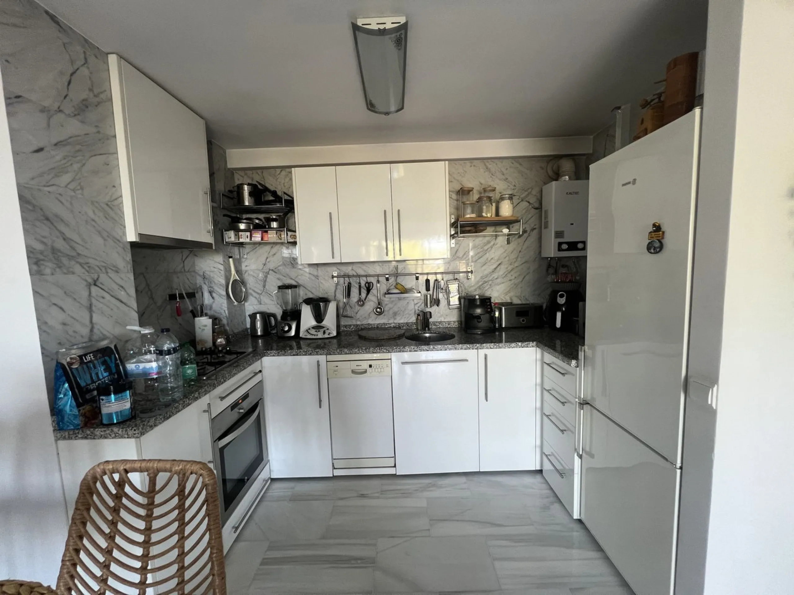 Apartment - Middle Floor Apartment в продаже в Marbella, Málaga. В доме 1 спален и 1 ванных комнат. Площадь дома 93 м²