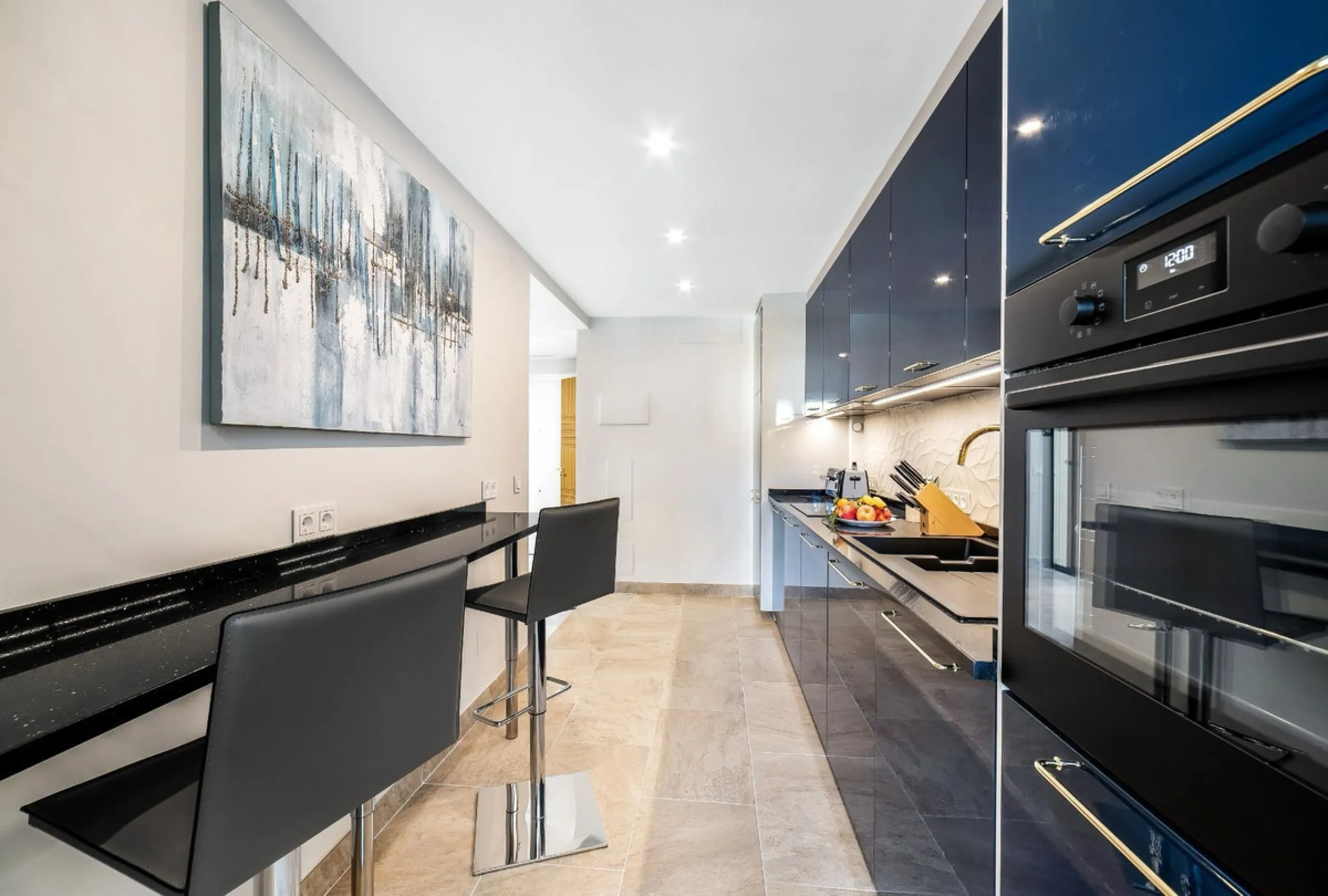 Apartment - Middle Floor Apartment в продаже в Marbella, Málaga. В доме 2 спален и 2 ванных комнат. Площадь дома 100 м²