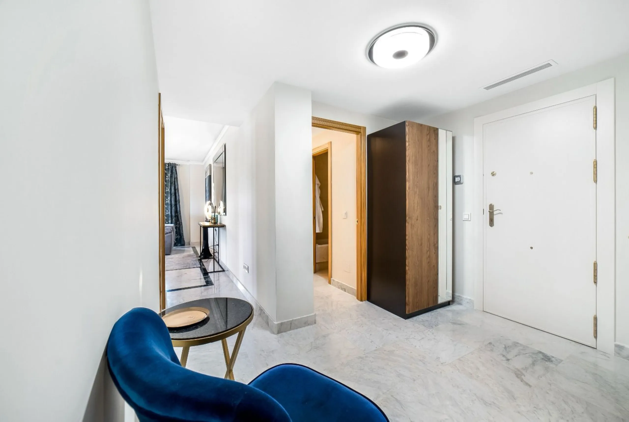 Apartment - Middle Floor Apartment в продаже в Marbella, Málaga. В доме 2 спален и 2 ванных комнат. Площадь дома 100 м²