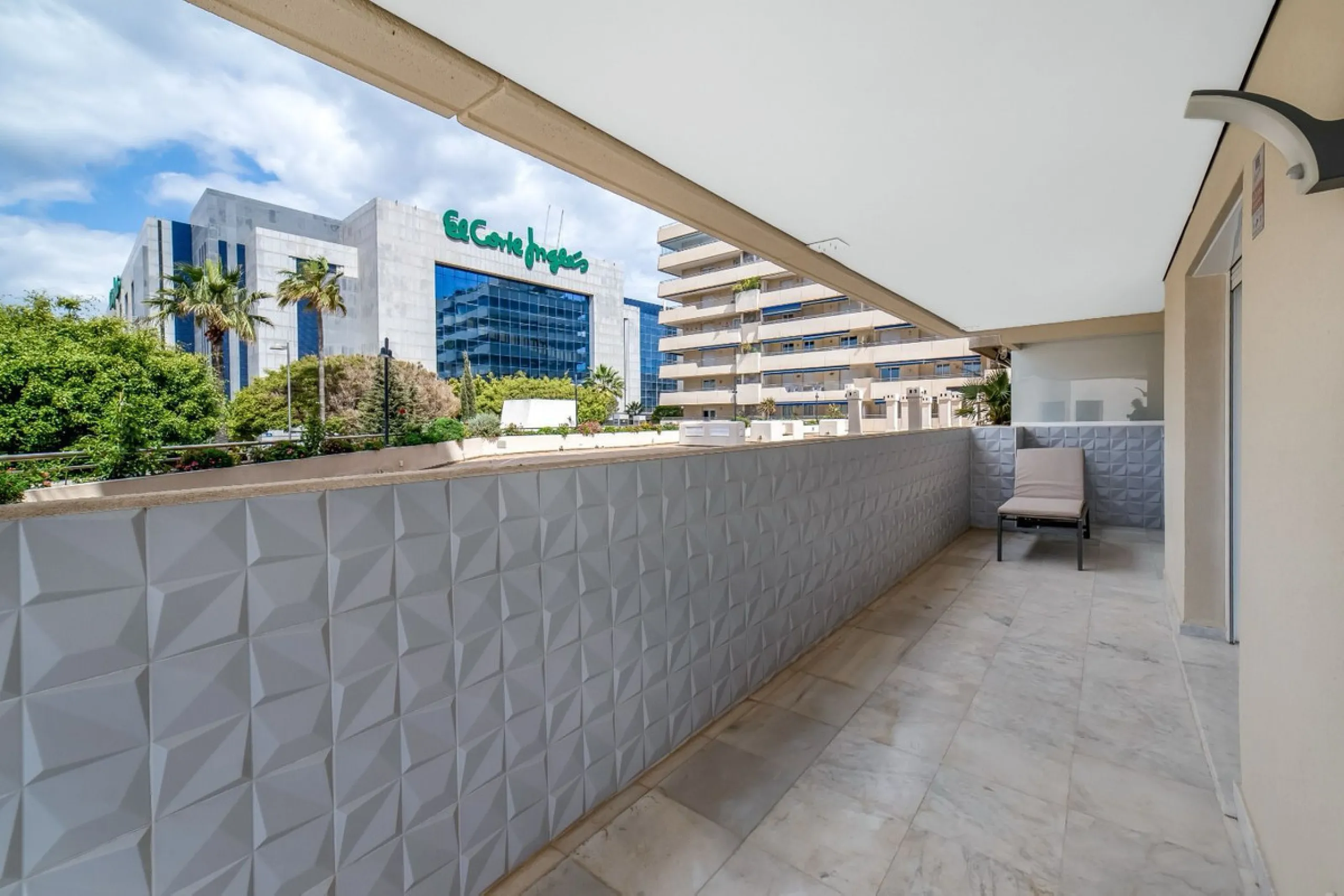Apartment - Middle Floor Apartment в продаже в Marbella, Málaga. В доме 2 спален и 2 ванных комнат. Площадь дома 100 м²