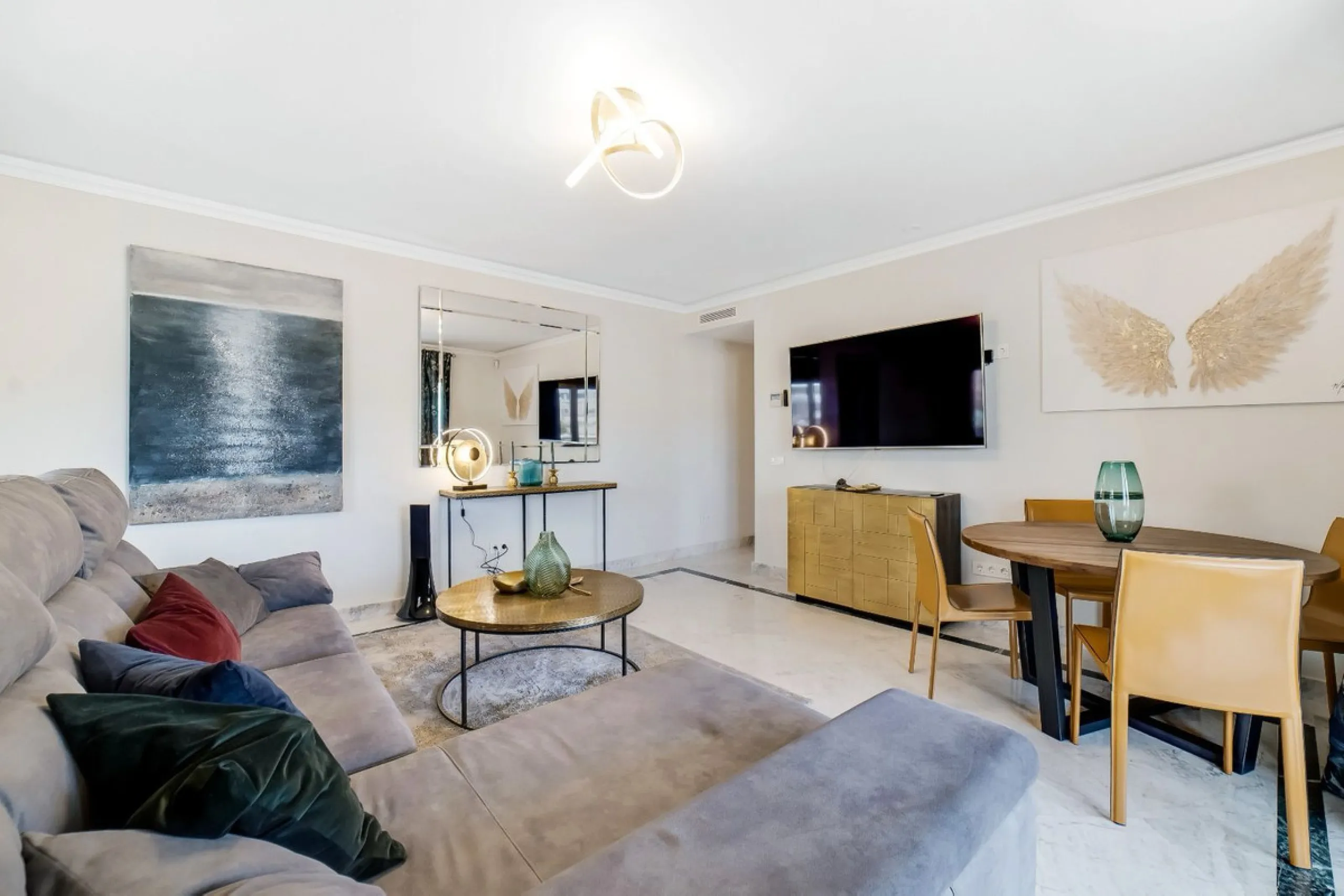 Apartment - Middle Floor Apartment в продаже в Marbella, Málaga. В доме 2 спален и 2 ванных комнат. Площадь дома 100 м²