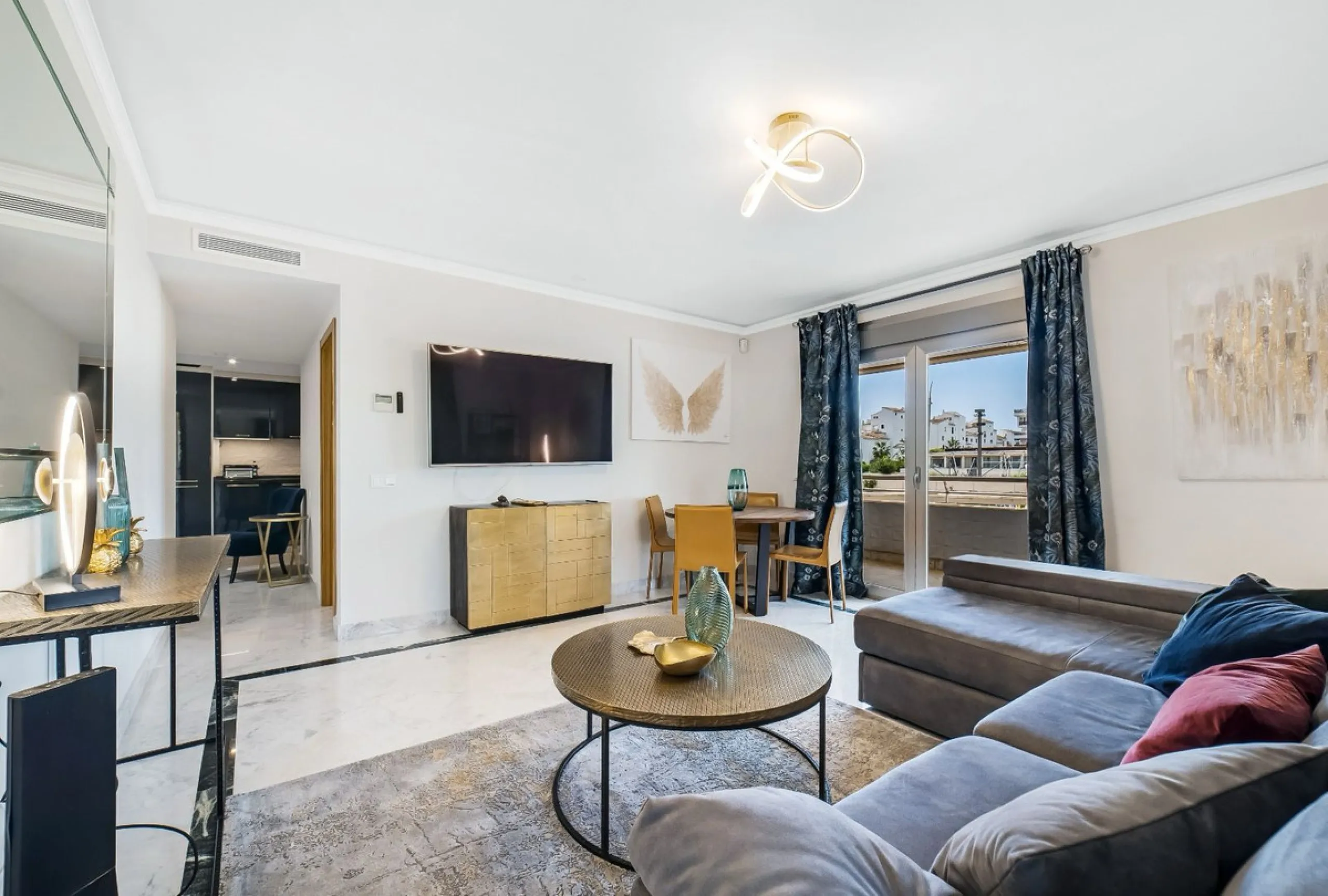 Apartment - Middle Floor Apartment в продаже в Marbella, Málaga. В доме 2 спален и 2 ванных комнат. Площадь дома 100 м²