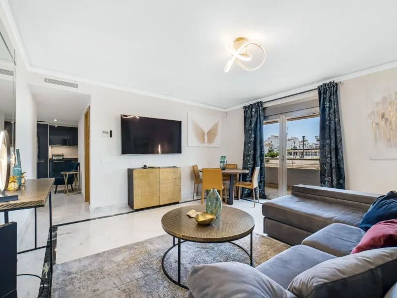 Apartment - Middle Floor Apartment в продаже в Marbella, Málaga. В доме 2 спален и 2 ванных комнат. Площадь дома 100 м²