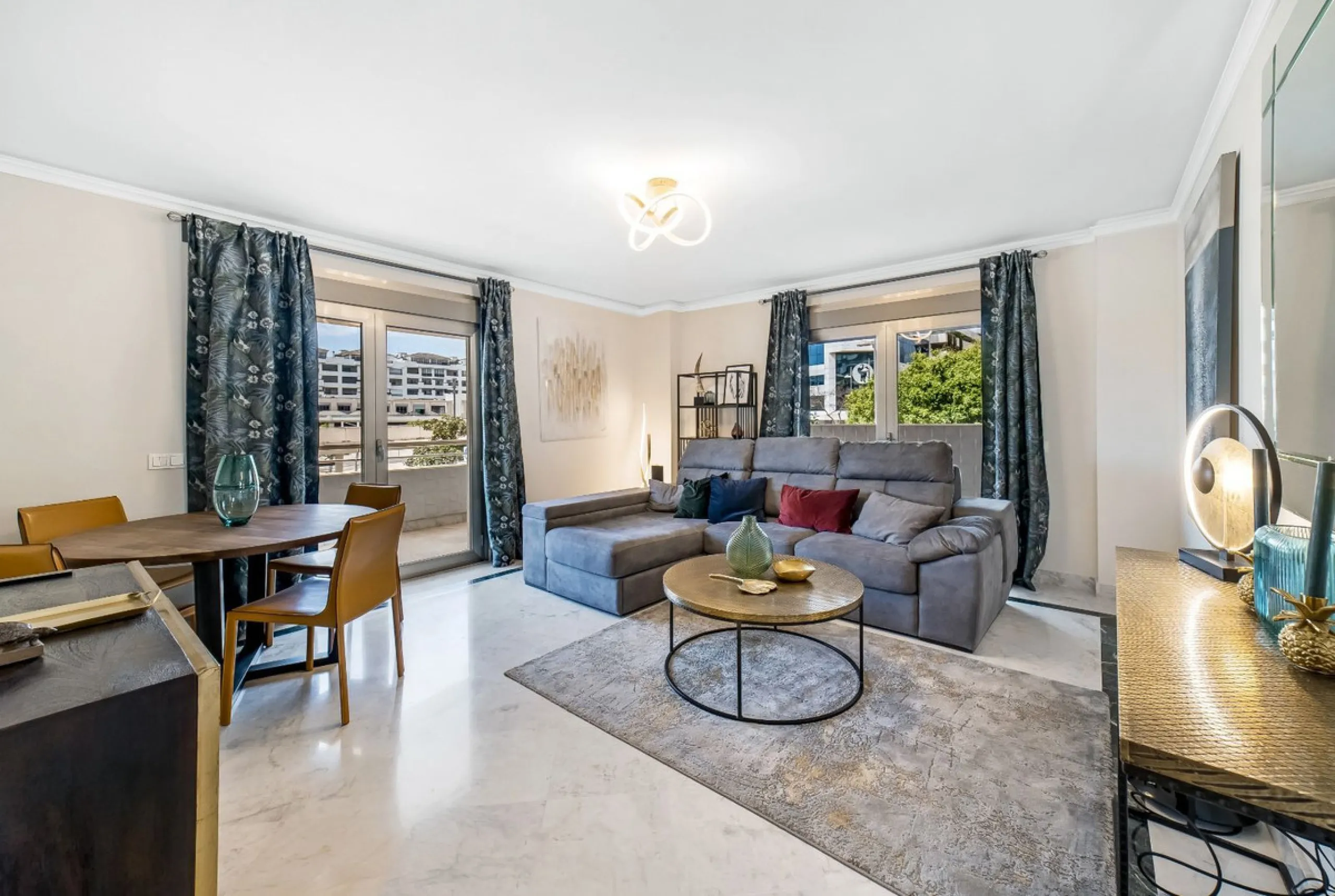 Apartment - Middle Floor Apartment в продаже в Marbella, Málaga. В доме 2 спален и 2 ванных комнат. Площадь дома 100 м²