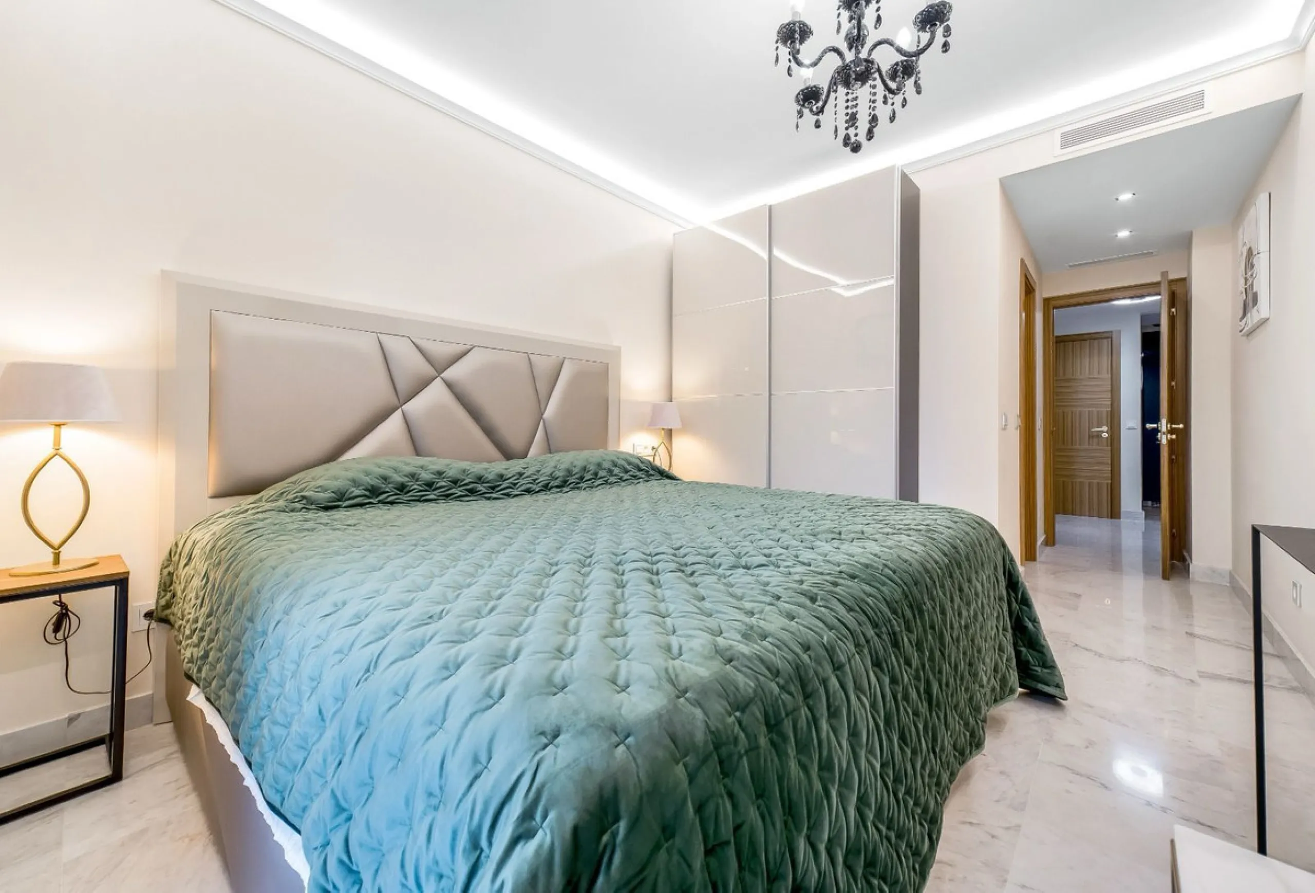 Apartment - Middle Floor Apartment в продаже в Marbella, Málaga. В доме 2 спален и 2 ванных комнат. Площадь дома 100 м²