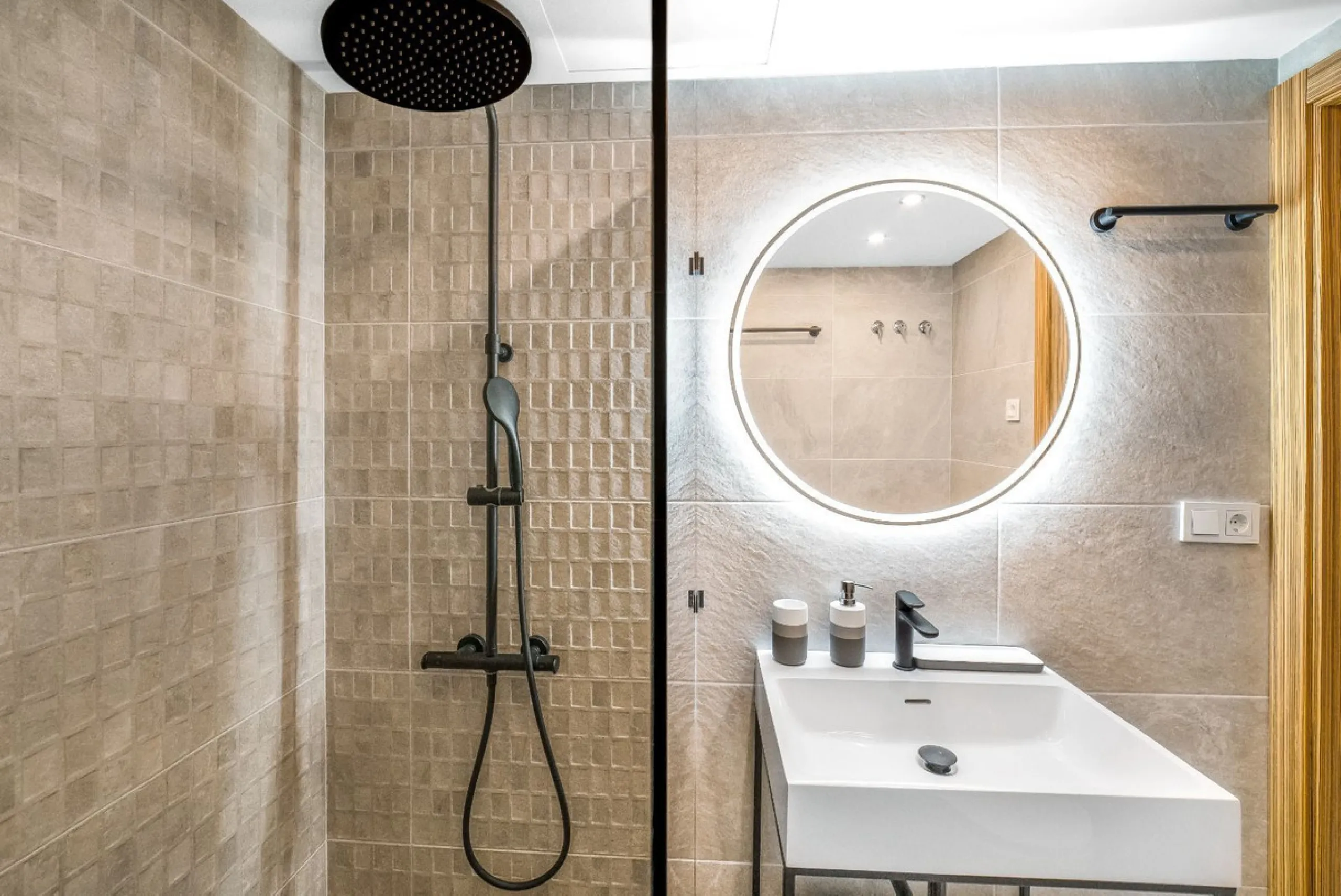Apartment - Middle Floor Apartment в продаже в Marbella, Málaga. В доме 2 спален и 2 ванных комнат. Площадь дома 100 м²