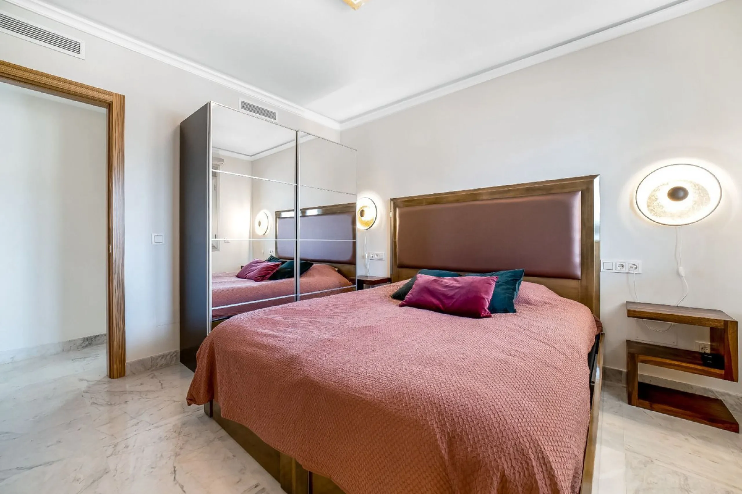 Apartment - Middle Floor Apartment в продаже в Marbella, Málaga. В доме 2 спален и 2 ванных комнат. Площадь дома 100 м²