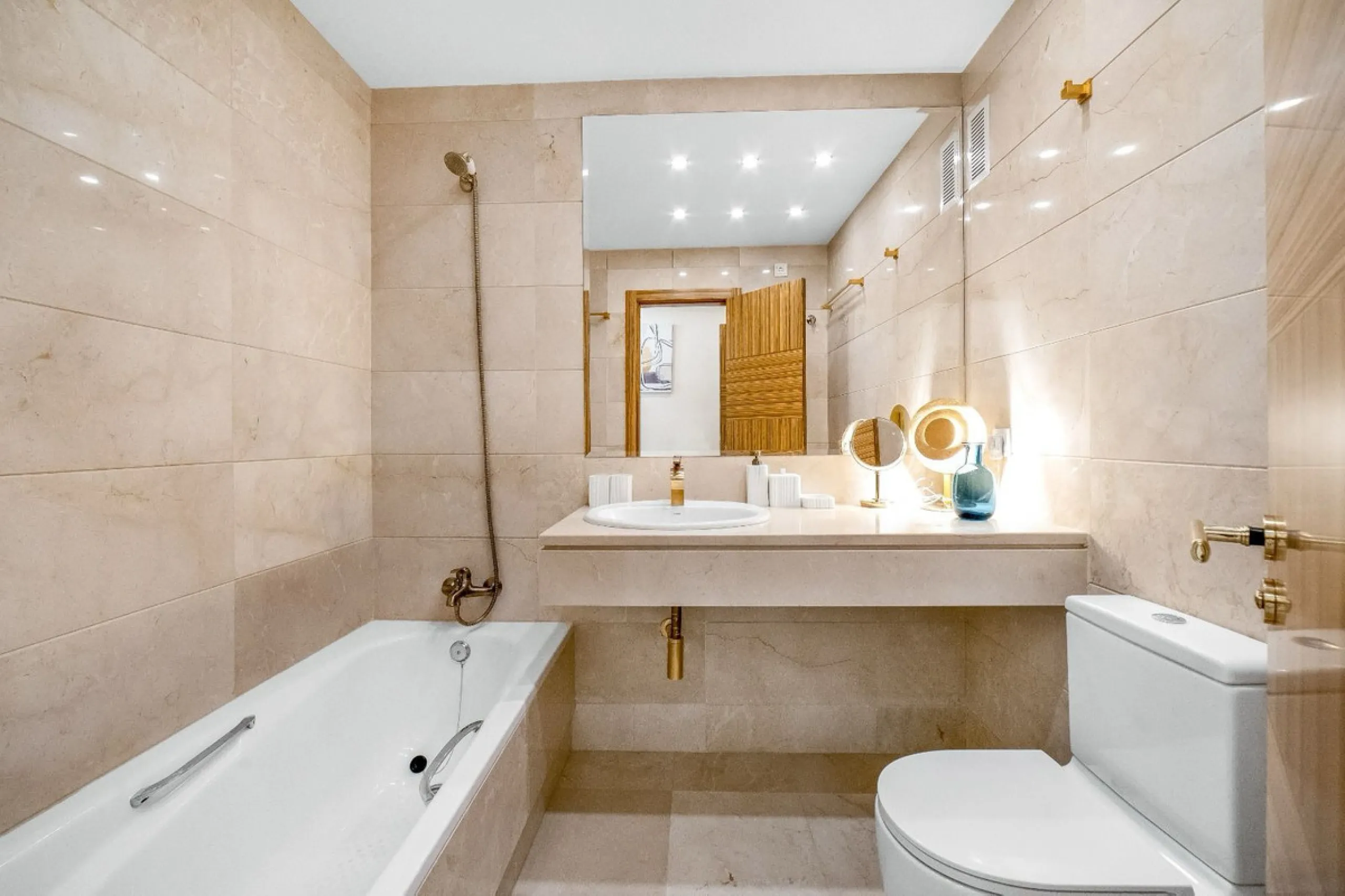 Apartment - Middle Floor Apartment в продаже в Marbella, Málaga. В доме 2 спален и 2 ванных комнат. Площадь дома 100 м²