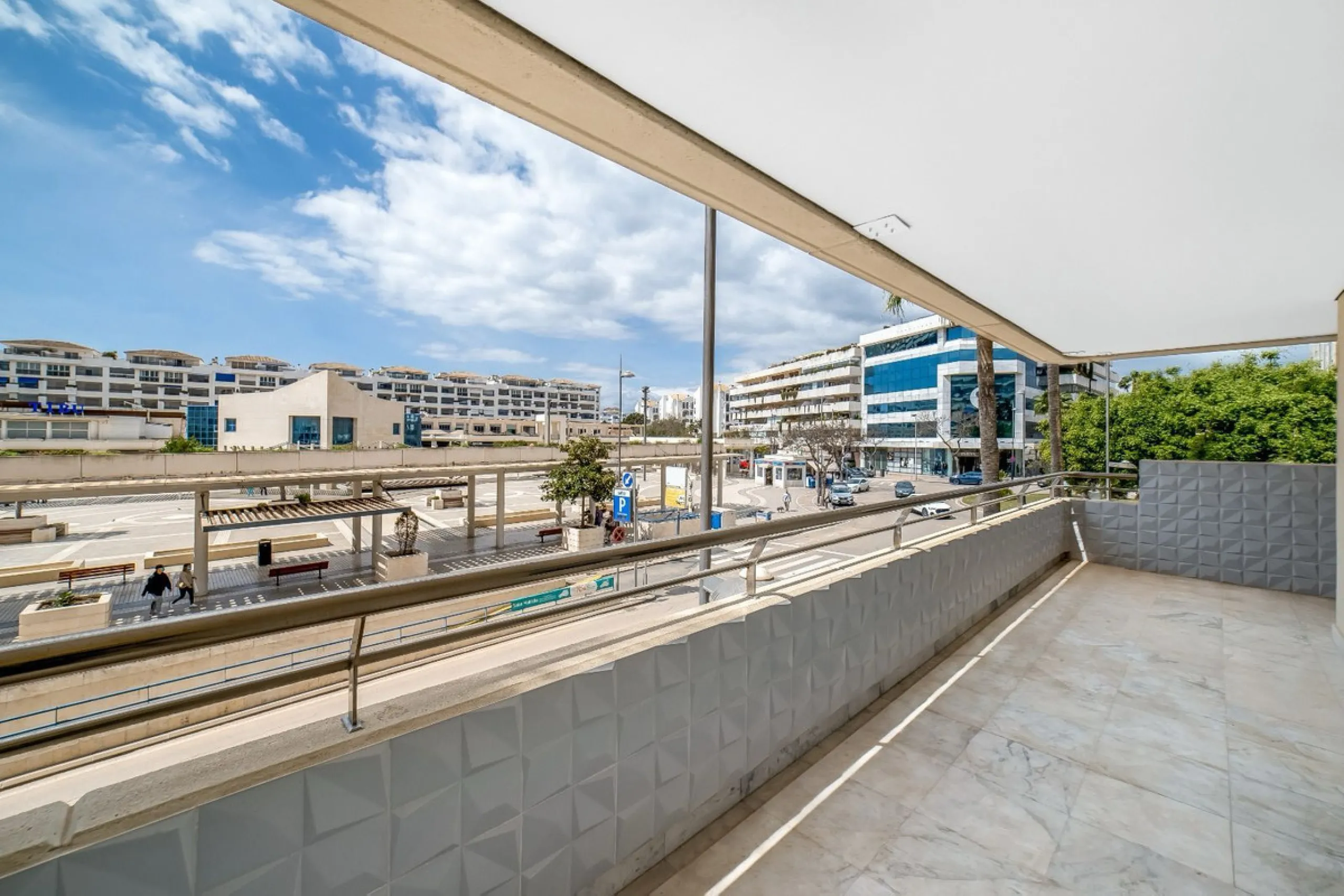 Apartment - Middle Floor Apartment в продаже в Marbella, Málaga. В доме 2 спален и 2 ванных комнат. Площадь дома 100 м²