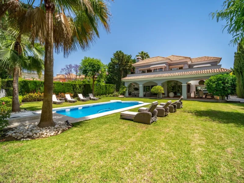 A very good opportunity to own a superb family home in Nueva Andalucia.