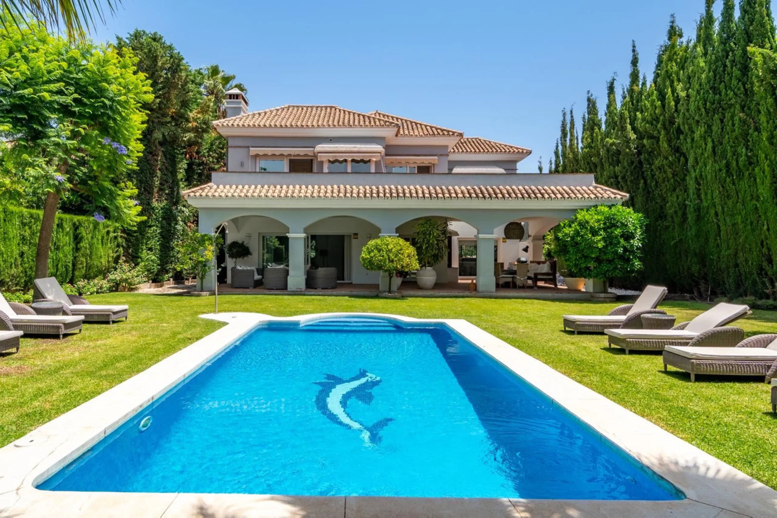 A very good opportunity to own a superb family home in Nueva Andalucia.