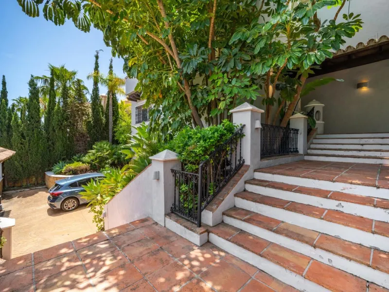 A very good opportunity to own a superb family home in Nueva Andalucia.