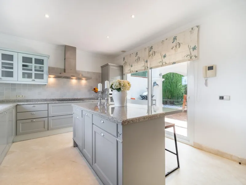 A very good opportunity to own a superb family home in Nueva Andalucia.