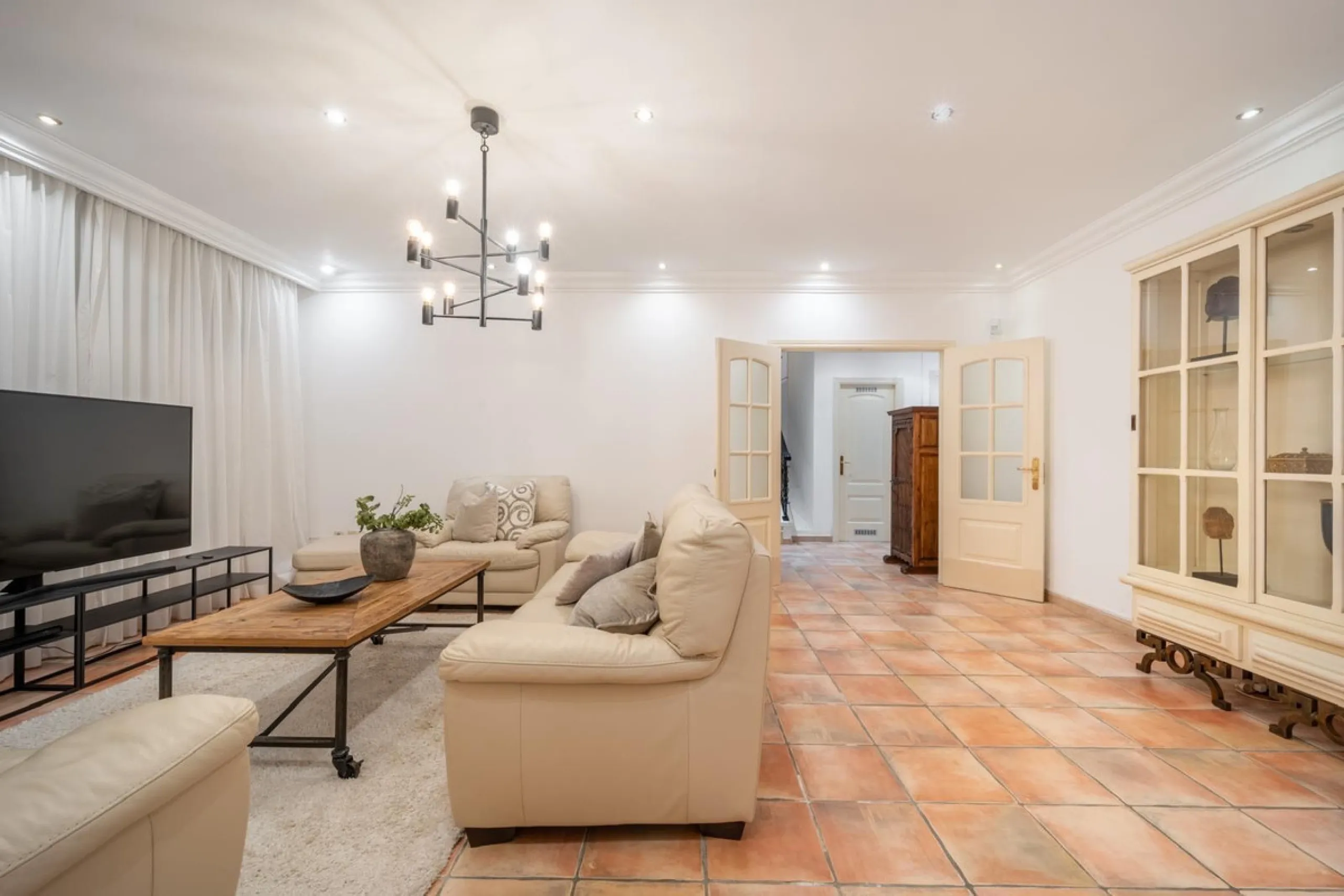A very good opportunity to own a superb family home in Nueva Andalucia.