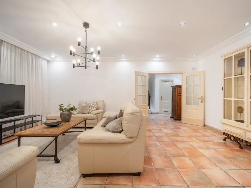 A very good opportunity to own a superb family home in Nueva Andalucia.