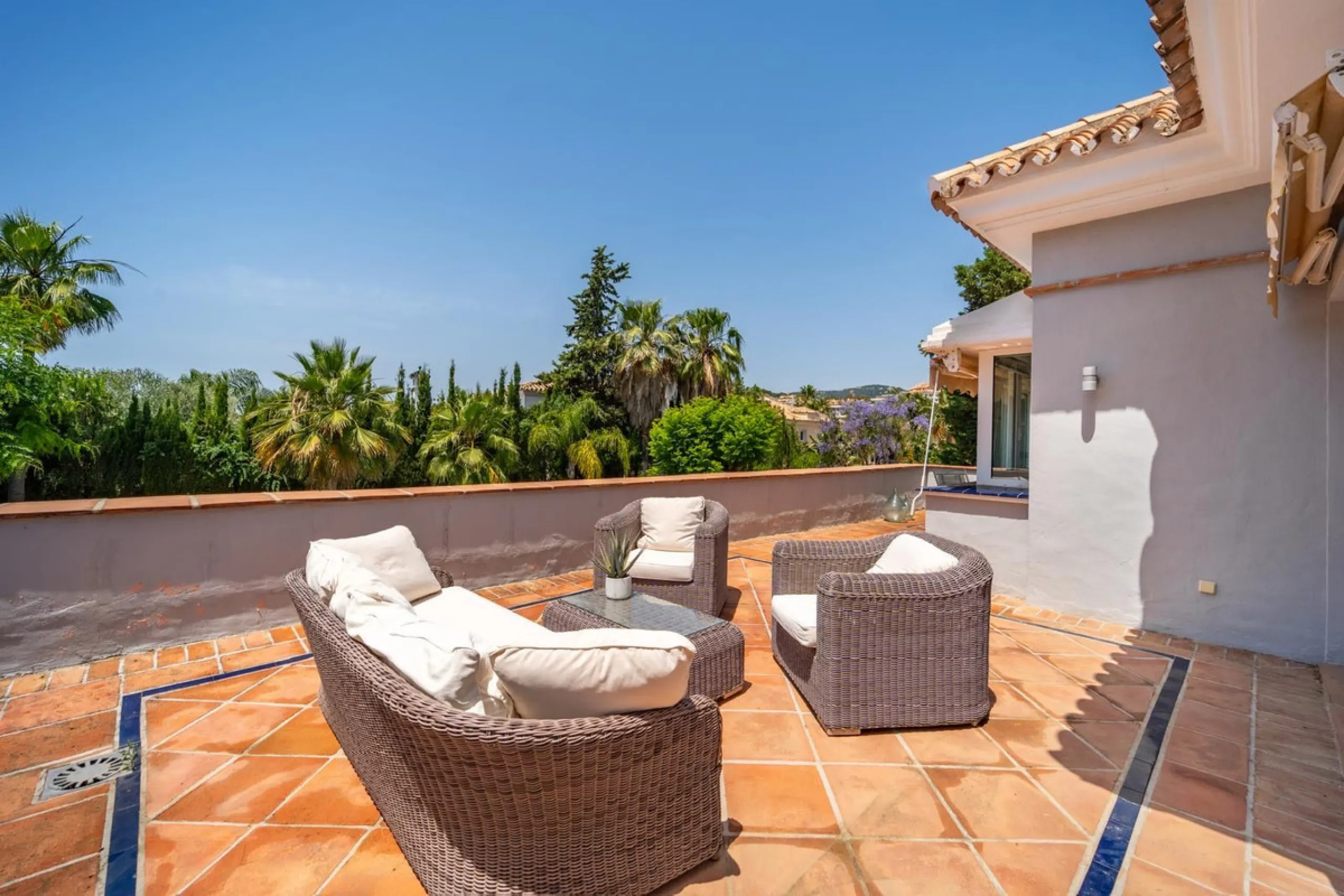 A very good opportunity to own a superb family home in Nueva Andalucia.