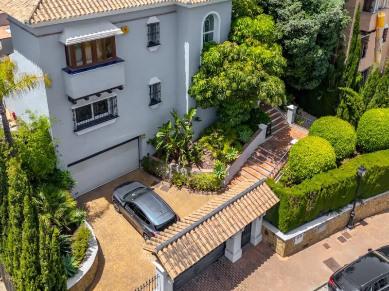 A very good opportunity to own a superb family home in Nueva Andalucia.