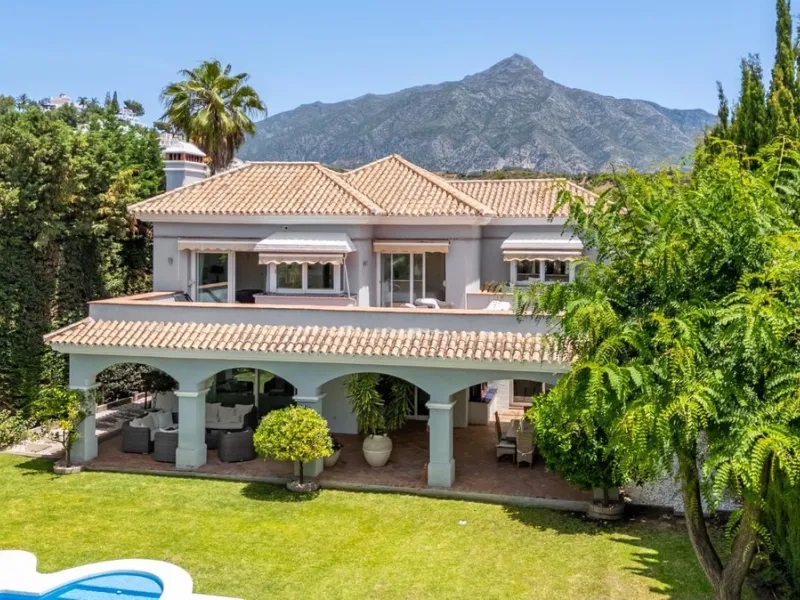 A very good opportunity to own a superb family home in Nueva Andalucia.