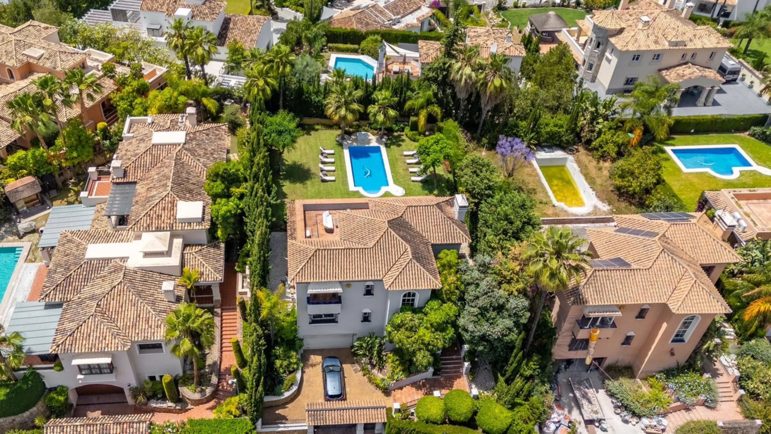A very good opportunity to own a superb family home in Nueva Andalucia.