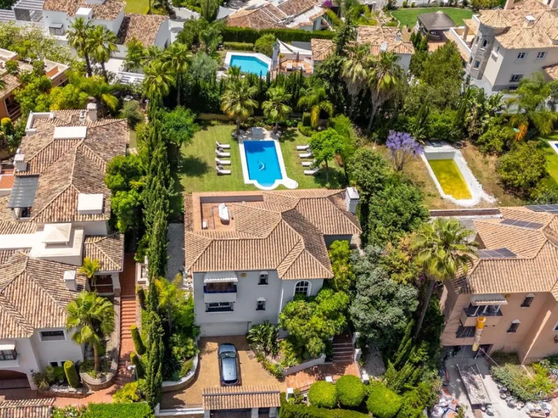 A very good opportunity to own a superb family home in Nueva Andalucia.