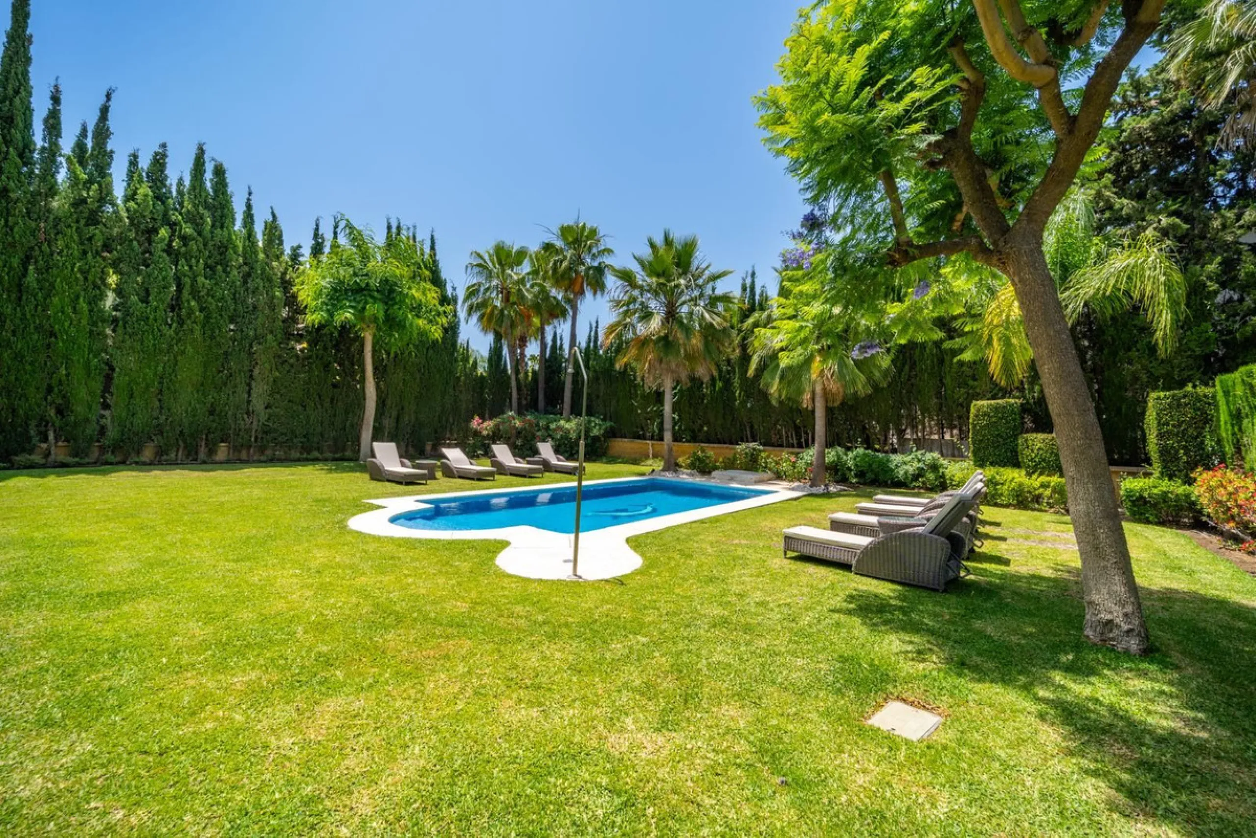 A very good opportunity to own a superb family home in Nueva Andalucia.