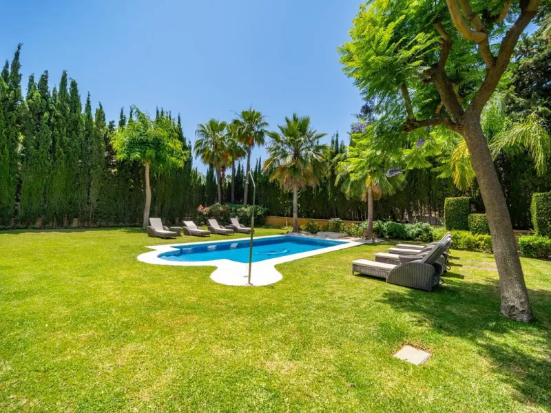 A very good opportunity to own a superb family home in Nueva Andalucia.
