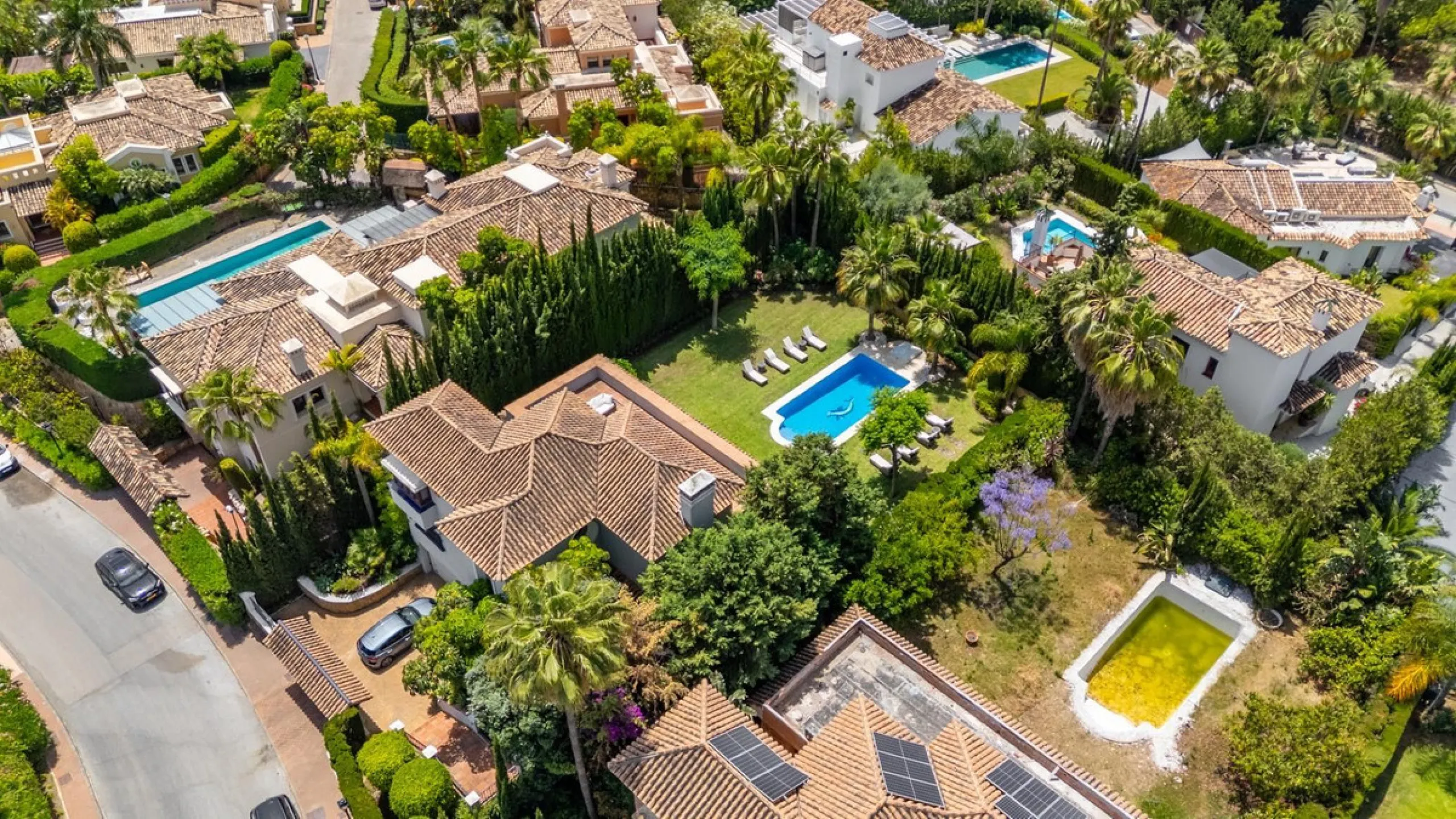 A very good opportunity to own a superb family home in Nueva Andalucia.