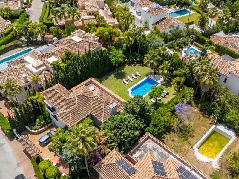 A very good opportunity to own a superb family home in Nueva Andalucia.