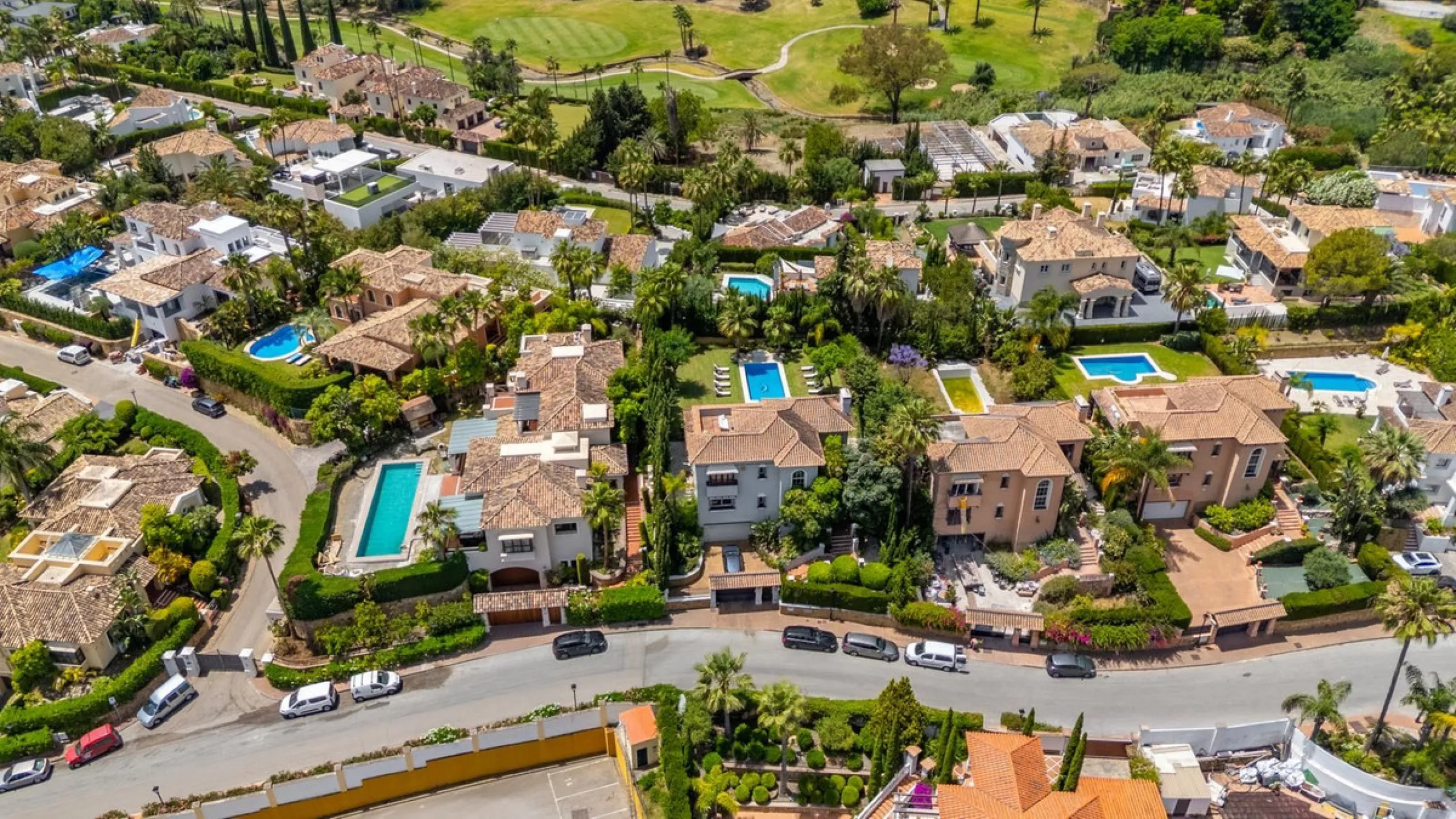 A very good opportunity to own a superb family home in Nueva Andalucia.