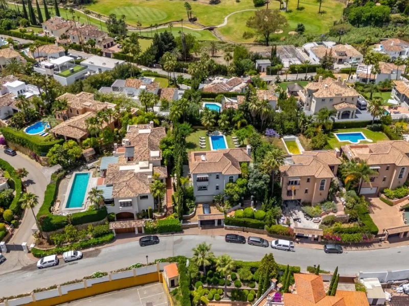 A very good opportunity to own a superb family home in Nueva Andalucia.