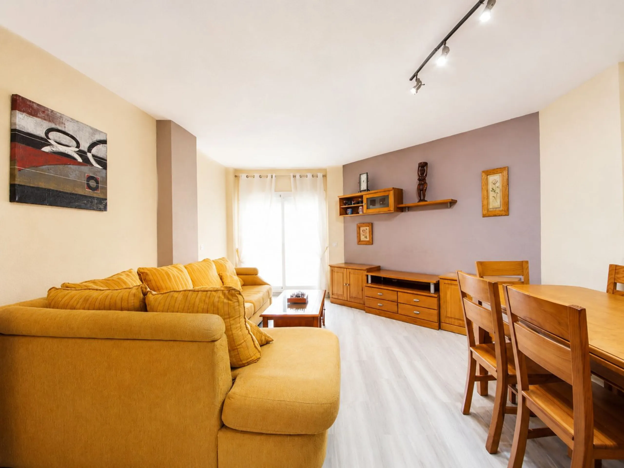 Bright family apartment with sea views with 3 bedrooms, 2 bathrooms, terrace, and communal pool.