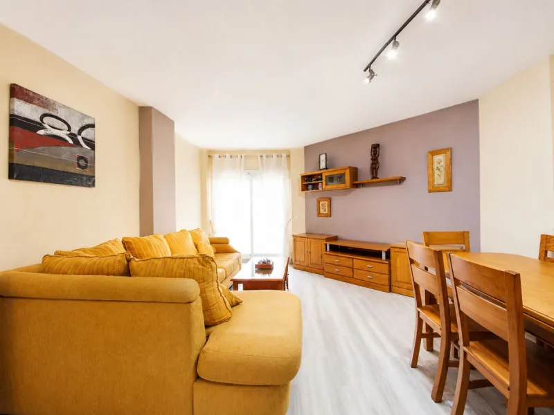 Bright family apartment with sea views with 3 bedrooms, 2 bathrooms, terrace, and communal pool.