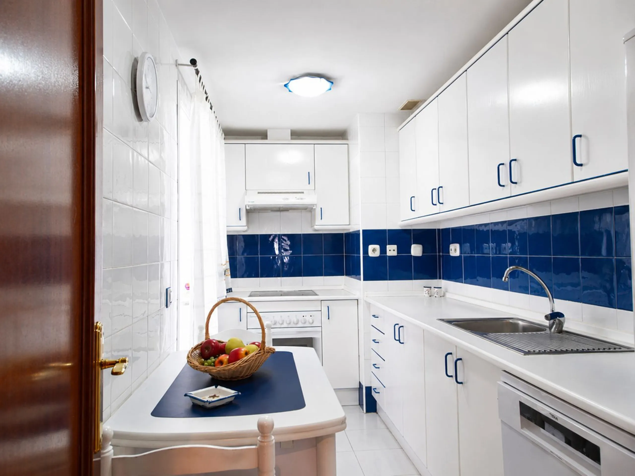 Bright family apartment with sea views with 3 bedrooms, 2 bathrooms, terrace, and communal pool.