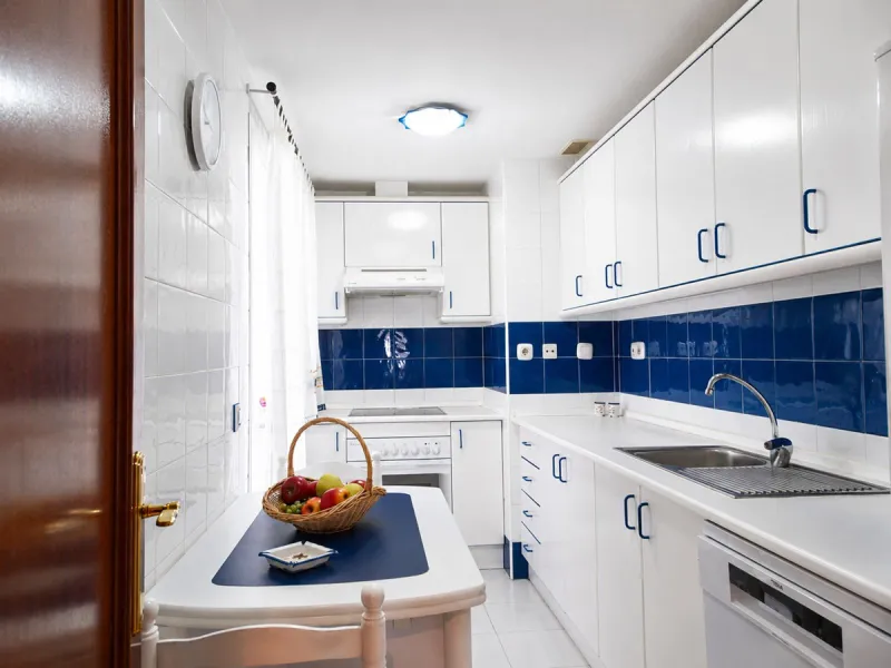 Bright family apartment with sea views with 3 bedrooms, 2 bathrooms, terrace, and communal pool.