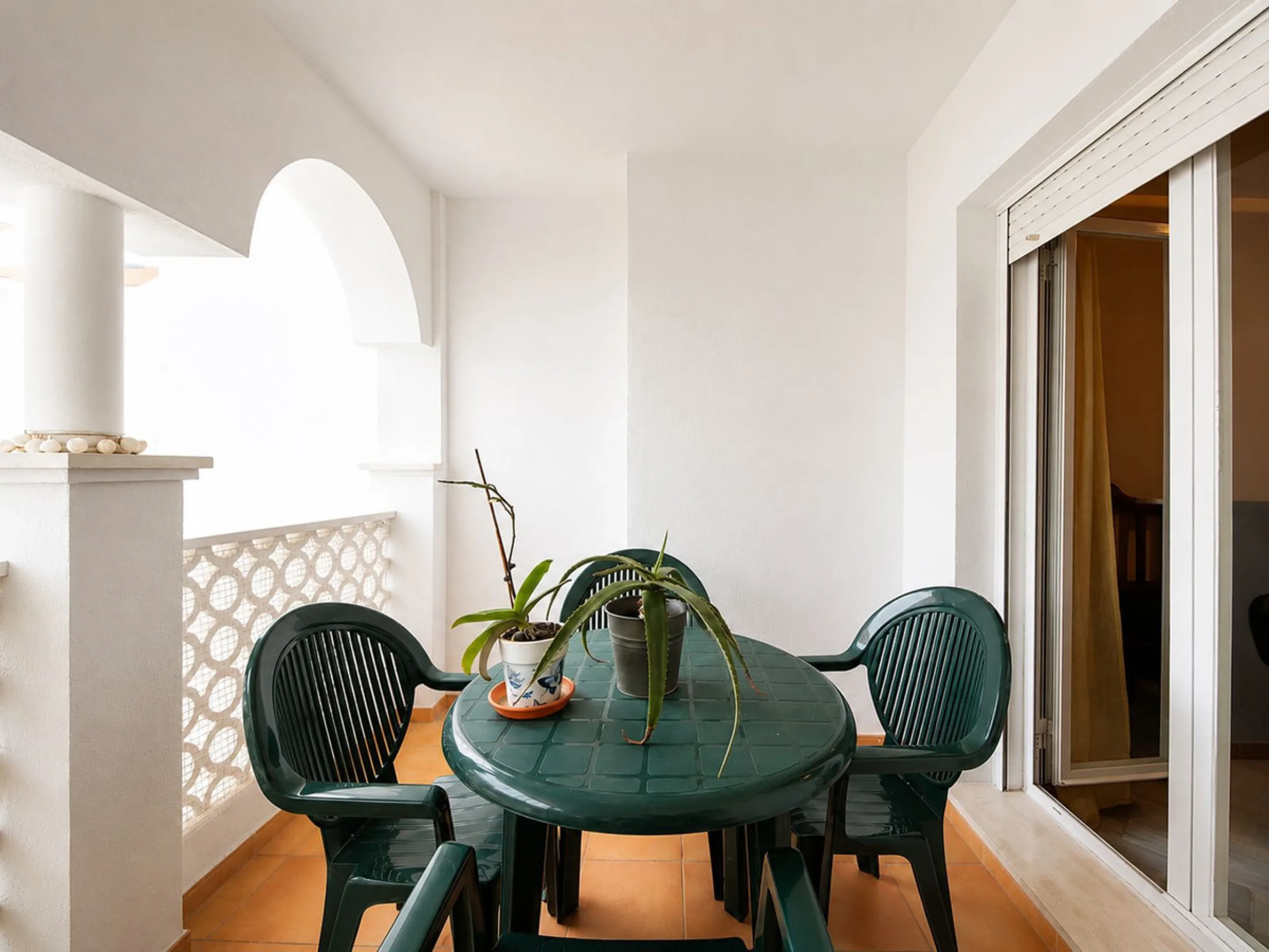 Bright family apartment with sea views with 3 bedrooms, 2 bathrooms, terrace, and communal pool.
