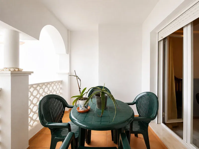 Bright family apartment with sea views with 3 bedrooms, 2 bathrooms, terrace, and communal pool.