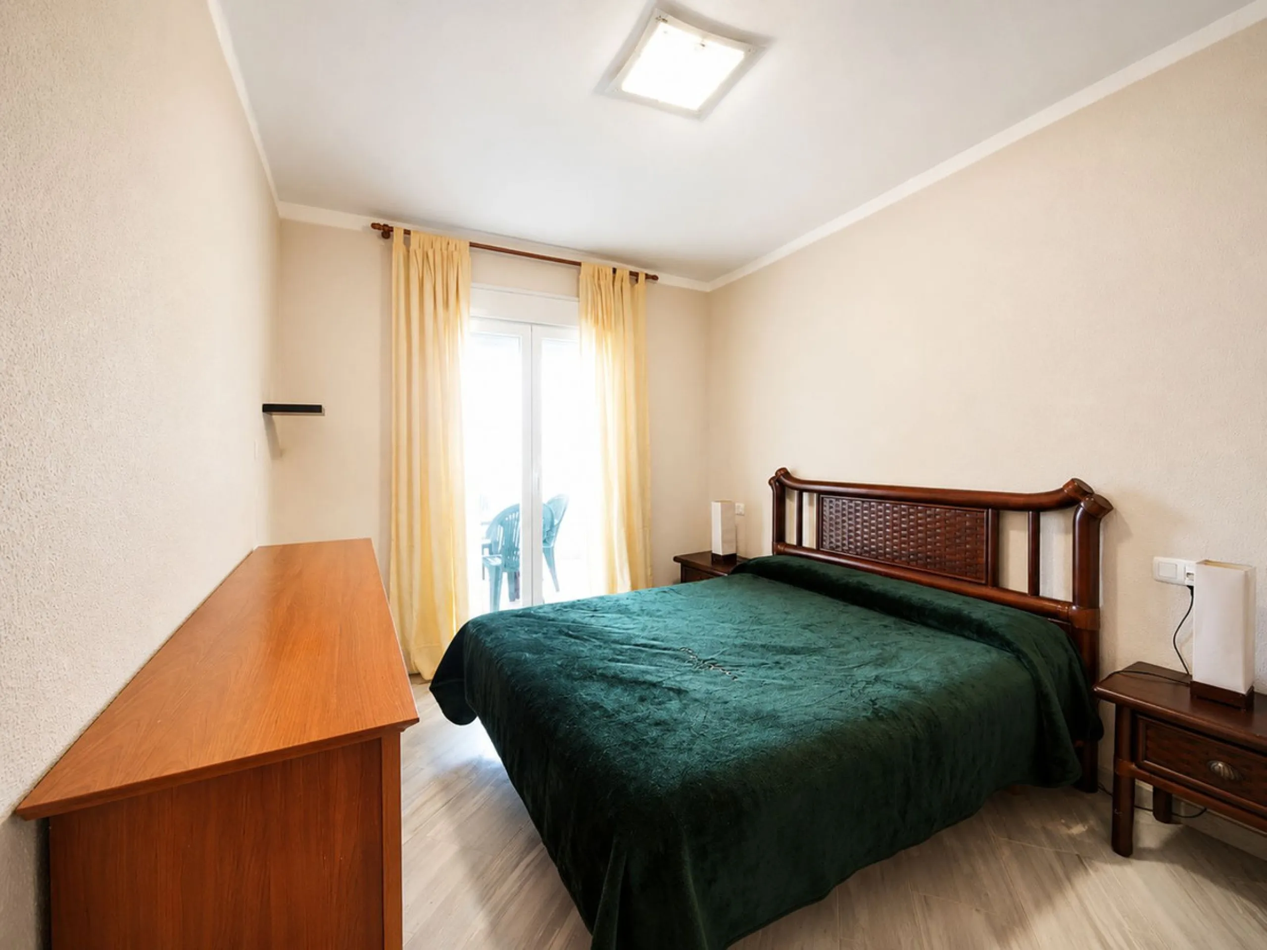 Bright family apartment with sea views with 3 bedrooms, 2 bathrooms, terrace, and communal pool.