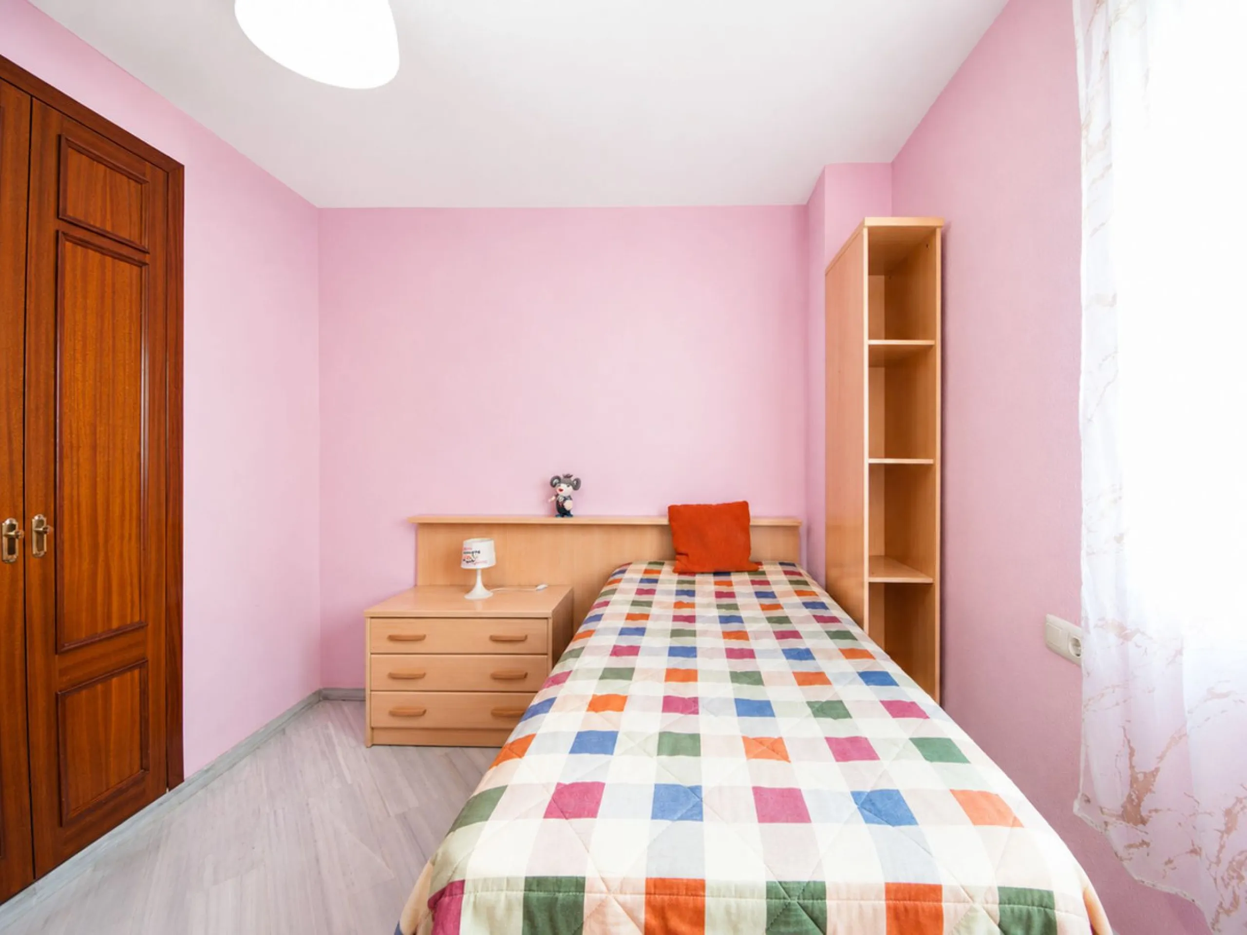 Bright family apartment with sea views with 3 bedrooms, 2 bathrooms, terrace, and communal pool.