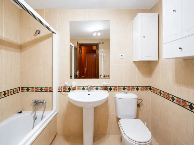 Bright family apartment with sea views with 3 bedrooms, 2 bathrooms, terrace, and communal pool.